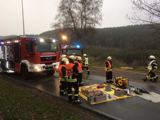 FW-OE: Verkehrsunfall mit mehreren eingeklemmten Personen - Übung erfolgreich gemeistert