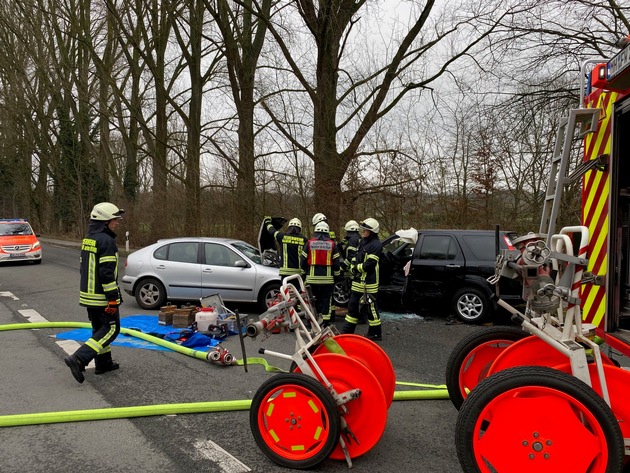 FW-MH: Schwerer Verkehrsunfall mit drei Verletzten