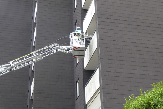 FW-EN: Rettung über Drehleiter, zwei Brandmelderalarme und Unwettereinsätze - Viel zu tun für die Hattinger Feuerwehr