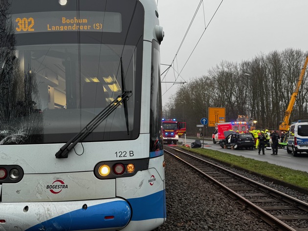 FW-GE: Eingeklemmte Person nach Verkehrsunfall mit Straßenbahn - Rettungseinsatz in Gelsenkirchen