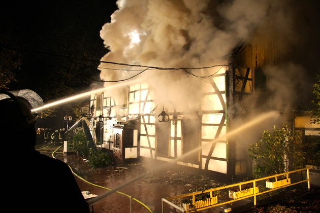FW-E: Denkmalgeschütztes Ausflugslokal im Essener Stadtwald abgebrannt, hoher Sachschaden