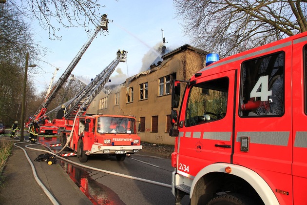 FW-E: Feuer in leer stehendem Wohn- und Geschäftshaus in Essen-Schonnebeck, keine Verletzten