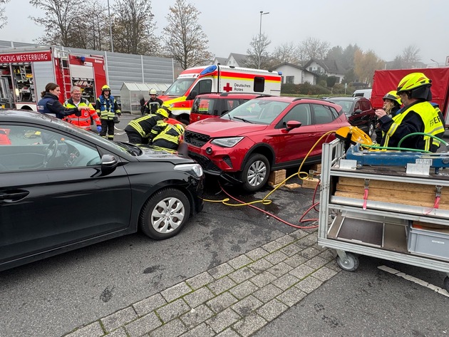 FW VG Westerburg: Verkehrsunfall auf Supermarktparkplatz - Frau wird unter PKW eingeklemmt