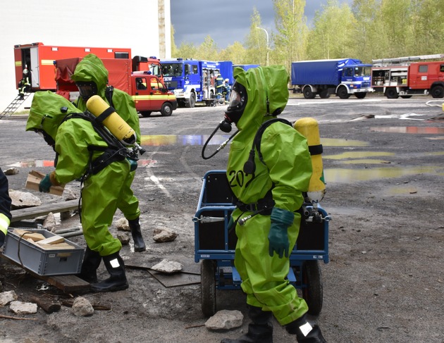 FW-DO: Feuerwehr, Technisches Hilfswerk und Deutsches Rotes Kreuz üben gemeinsam auf dem Gelände des ehemaligen Kraftwerk Knepper.