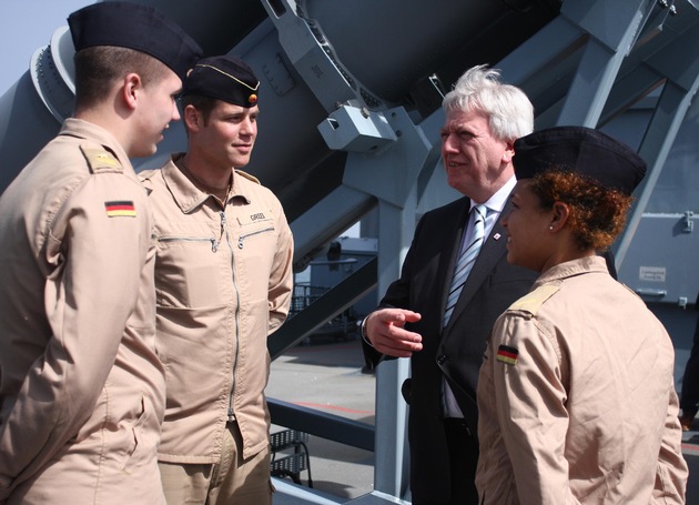 Hessischer Ministerpräsident Volker Bouffier besucht die Fregatte &quot;Hessen&quot; in Südafrika