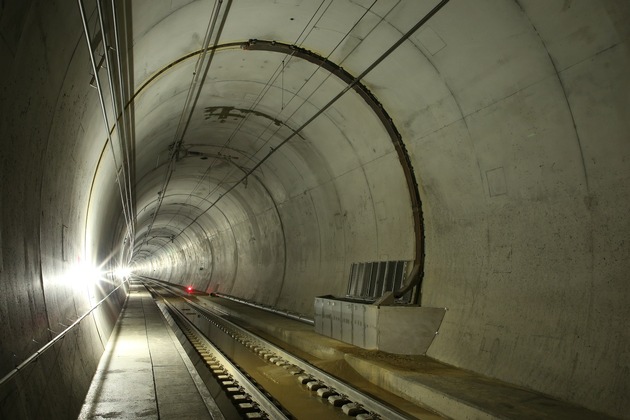 BLS rénove le tunnel de base du Lötschberg cette année encore, suite à une entrée d&#039;eau