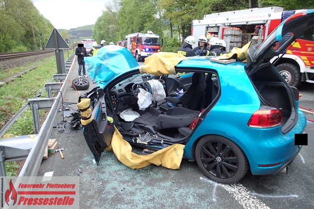 FW-PL: OT-Ohle. PKW kollidiert frontal mit LKW-Sattelzug. Fahrer des PKW muss mit schwerem Gerät befreit werden.