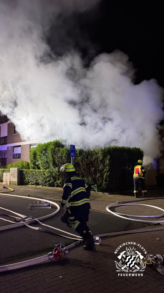 FW Neukirchen-Vluyn: Feuerwehr rückt zu mehreren Bränden aus - Sperrmüll und Carport in Flammen