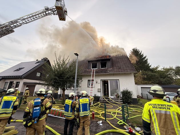 FW Menden: Brand eines Einfamilienhauses auf dem Sauerfeld - mehrere Personen mit Rauchgasintoxikation