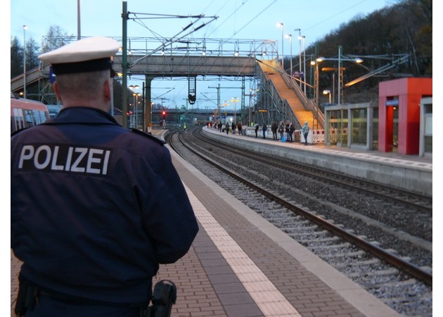 BPOL NRW: Bundespolizei warnt vor lebensgefährlichem Verhalten von Bahnreisenden