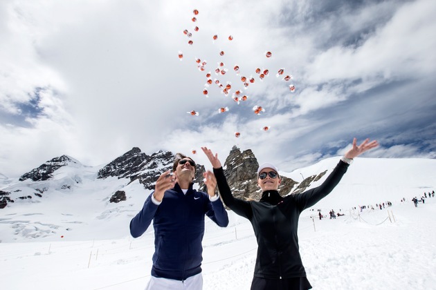 Roger Federer eröffnet LINDT SWISS CHOCOLATE HEAVEN auf dem Jungfraujoch &quot;Top of Europe&quot; und tritt in einem Tennis-Showmatch gegen Skirennstar Lindsey Vonn an