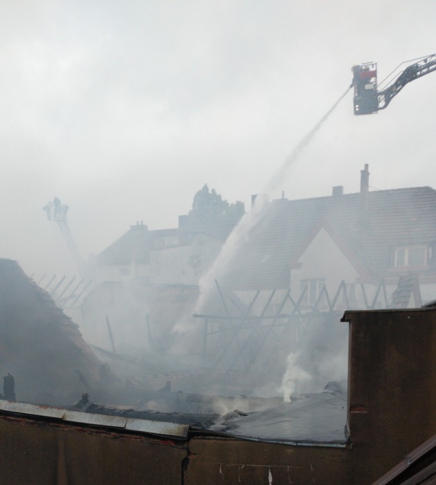 FW-DO: 14.06.2020 - FEUER IN OESTRICH Ausgedehnter Gebäudebrand um ehemaligem Getränkemarkt