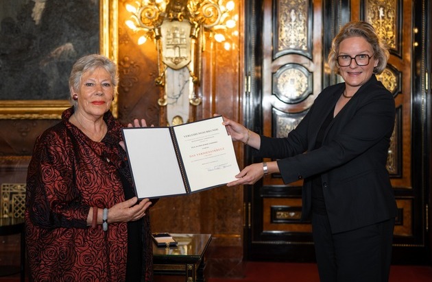 AMPO International e.V.: Katrin Rohde erhält Bundesverdienstkreuz 1. Klasse