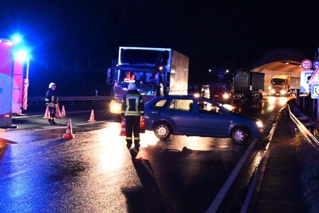 FF Olsberg: Unfall auf B 480 in Olsberg, Vollsperrung wegen rücksichtsloser Verkehrsteilnehmer