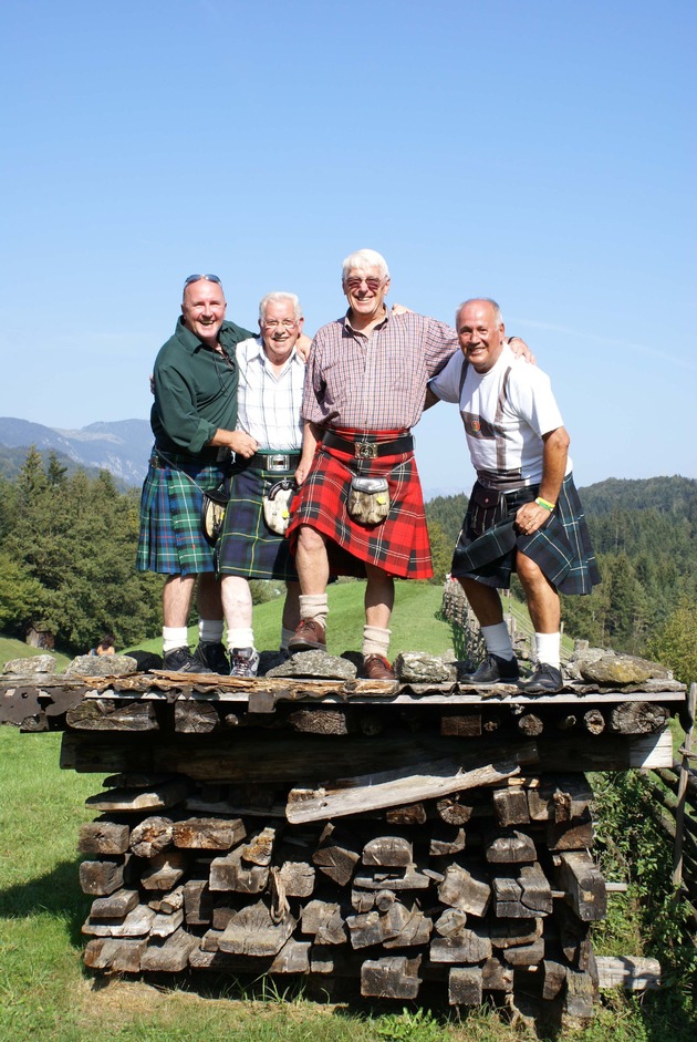 Schottische Highlander feiern Tiroler Tradition - BILD