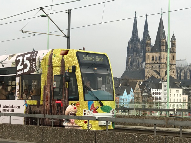 KVB schickt Schoko-Bahn auf die Schienen / Stadtbahn mit Motiven des Schokoladenmuseums fährt durch Köln