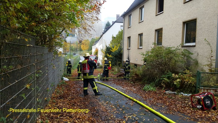 FW-PL: Übung der Feuerwehr Plettenberg unter realistischen Bedingungen in der ehemaligen Wohnsiedlung am Kraftwerk Werdohl-Elverlingsen
