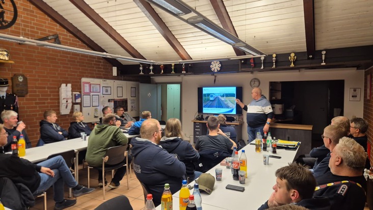 FW Wathlingen: Beeindruckender Vortrag: Sicheres Arbeiten &quot;Im Gleis&quot; - Feuerwehrleute aus der Samtgemeinde bilden sich gemeinsam fort