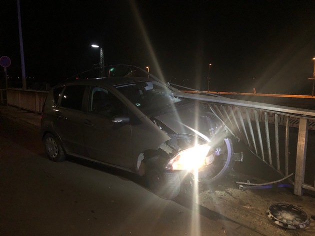 POL-PDWIL: Auto durchbricht Geländer