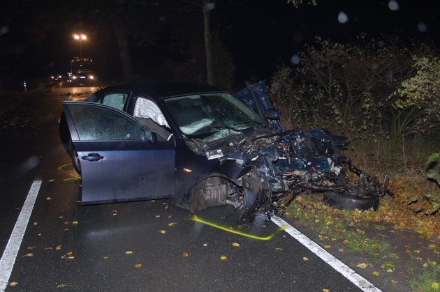 POL-STH: Auto frontal gegen Baum / Schutzengel fuhr mit