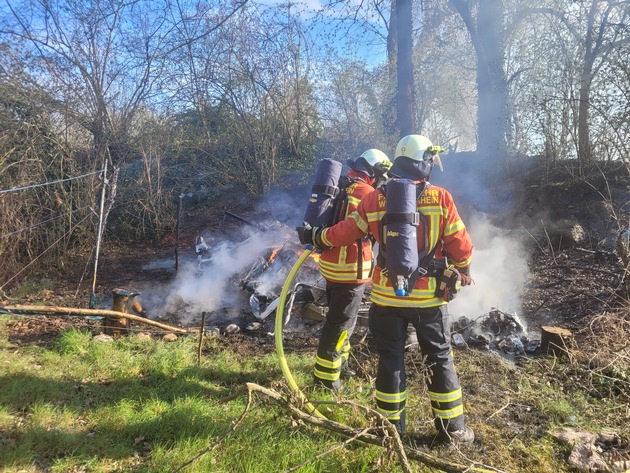 Feuerwehr Weil: Wohnwagen-Brand am Rheinufer
