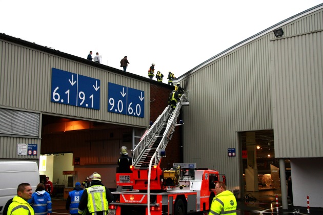 FW-E: Feuer auf dem Dach der Messehalle 10 in Essen, Exponate unbeschädigt, Motorshow startet wie geplant