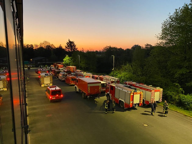 FW-GE: Überörtliche Hilfe für den Kreis Viersen / Einsatzkräfte der Feuerwehr Gelsenkirchen und des Kreises Coesfeld unterstützen die Löscharbeiten in einem grenznahem Waldgebiet bei Niederkrüchten