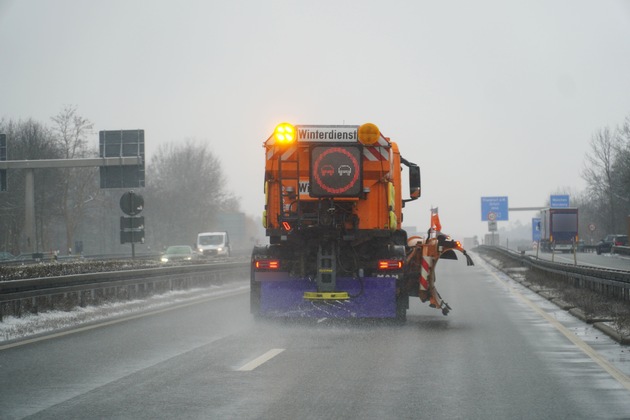 API-TH: Sicher durch den Winter - so verhalten Sie sich richtig, wenn der Winterdienst auf der Autobahn unterwegs ist