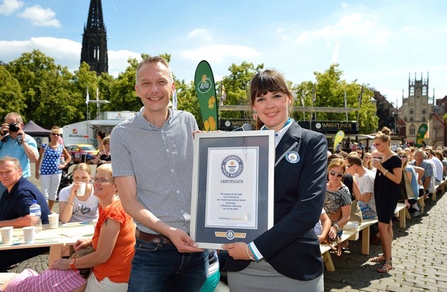Arla Foods Deutschland GmbH: 211,82 Meter Picknickerlebnis mitten in Münster / Arla Kærgården® knackt Weltrekord