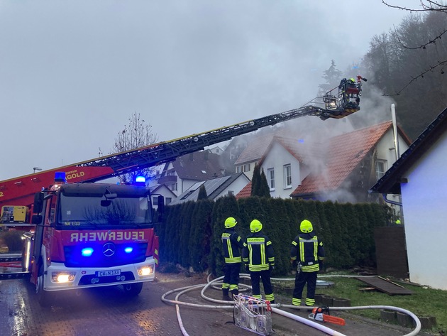 KFV-CW: Feuerwehr verhindert Dachstuhlbrand in Nagold-Gündringen / Keine Verletzte / 50.000 Euro Schaden