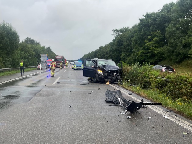 FW Alpen: Zwei Verkehrsunfälle auf der A57 mit mehreren verletzten Personen