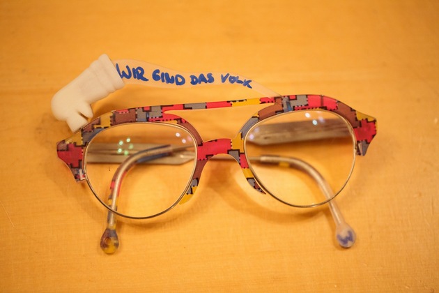 ZVA-Presseinformation: Nicht trennen, sondern verbinden: Nachwuchs-Augenoptiker fertigen Mauerfall-Jubiläumsbrillen