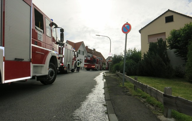 FW-AR: Rauchmelder warnt Familie rechtzeitig vor Dachstuhlbrand