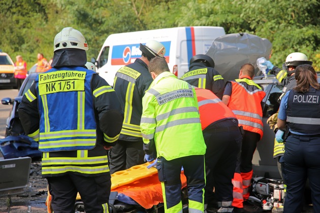 FW LK Neunkirchen: Zwei Verletzte bei schwerem Verkehrsunfall auf B41 bei Neunkirchen