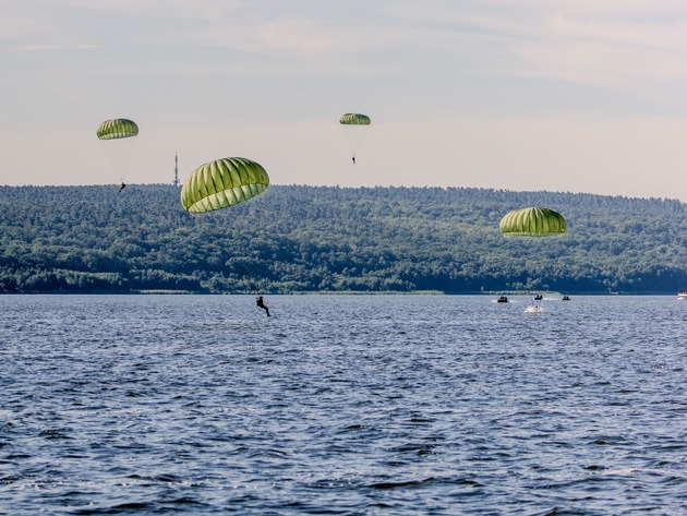 Wasserlandung - Soldaten springen mit Fallschirmen in den Schwielowsee