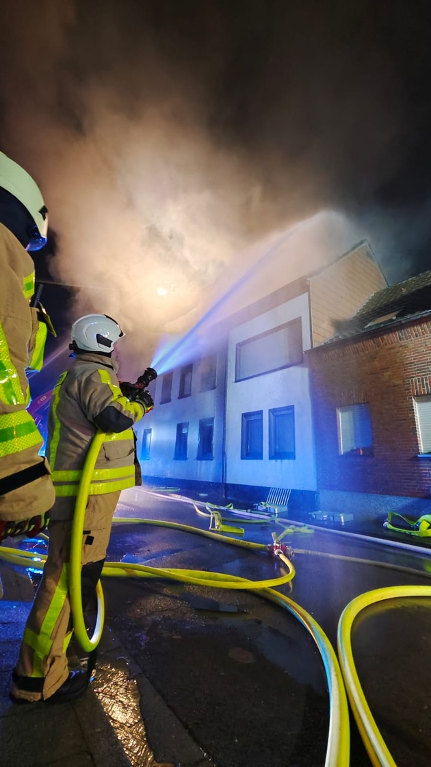 FW Grevenbroich: Mehrere Verletzte nach Brand in Mehrfamilienhaus - Gebäude vollständig zerstört - Feuerwehrmann bei Löscharbeiten leicht verletzt