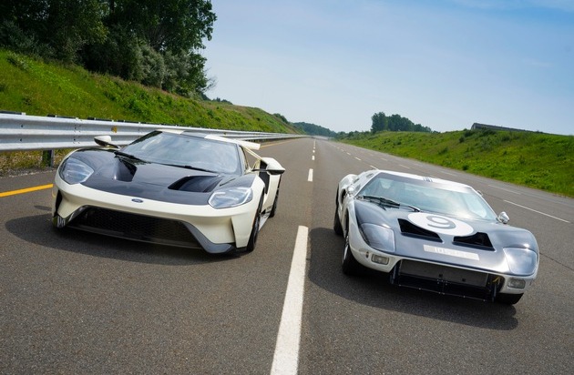 Ford-Werke GmbH: Limitierte Ford GT Heritage Edition huldigt den Ursprüngen der Supersportwagen-Serie und feiert Prototypen von 1964