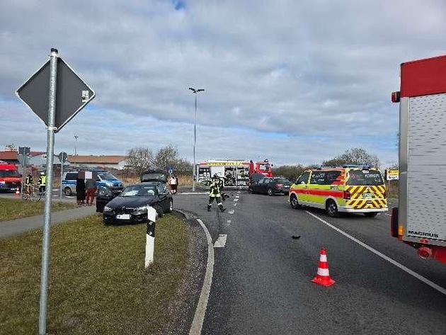 POL-STD: Zwei Leichtverletzte bei Unfall auf der Kreisstraße 36 in Horneburg