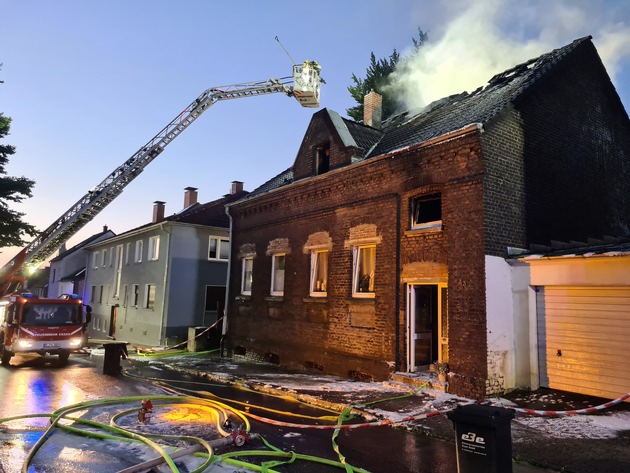 FW-E: Wohnhausbrand in Essen, zwei Personen leicht verletzt
