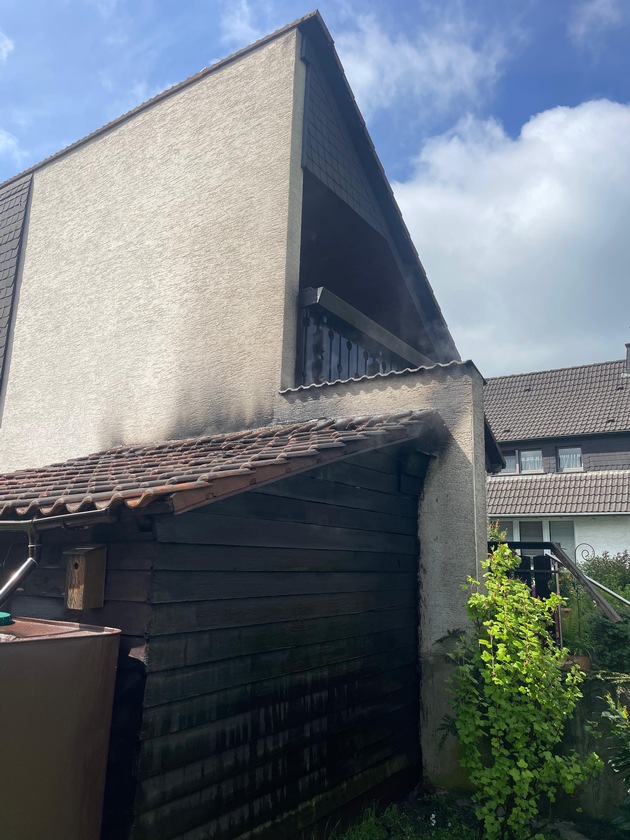 FW Menden: Brennende Gartenlaube an Wohnhaus