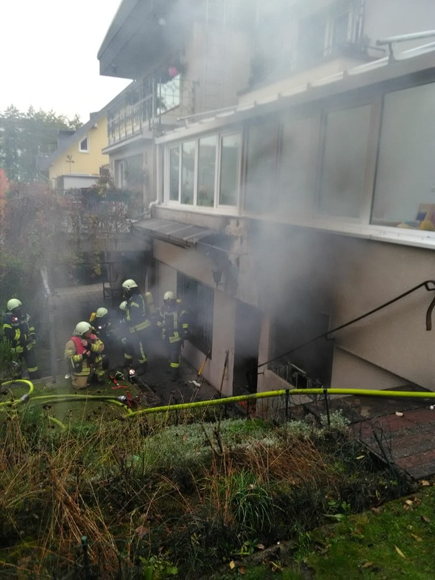 FW-GL: Explosion in Mehrfamilienhaus in der Stadtmitte von Bergisch Gladbach fordert zwei Verletzte
