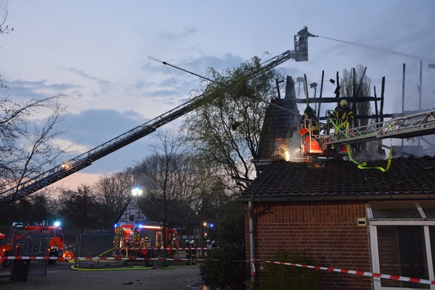 FW-MH: Dachstuhlbrand. Vollalarm für die Feuerwehr.