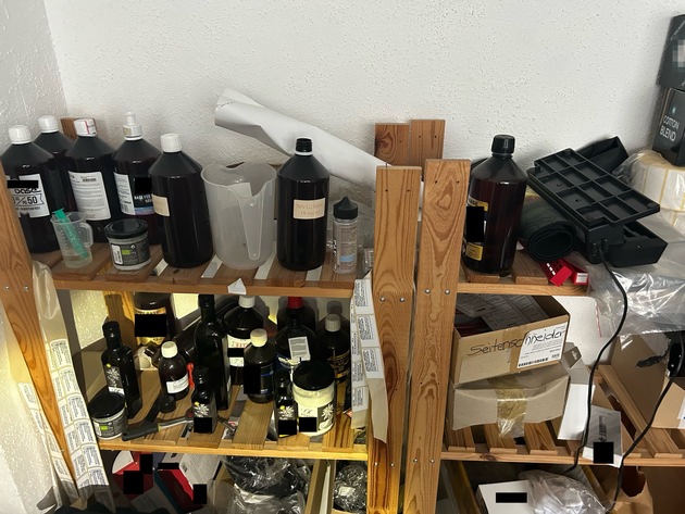 HZA-BS: ZOLL stellt fast 50 Liter unversteuertes Liquid in Braunschweig sicher, leitet Strafverfahren ein und setzt fast 12.500 Euro Tabaksteuer fest / Tabakwarenh&auml;ndler entzieht sich der Ma&szlig;nahme