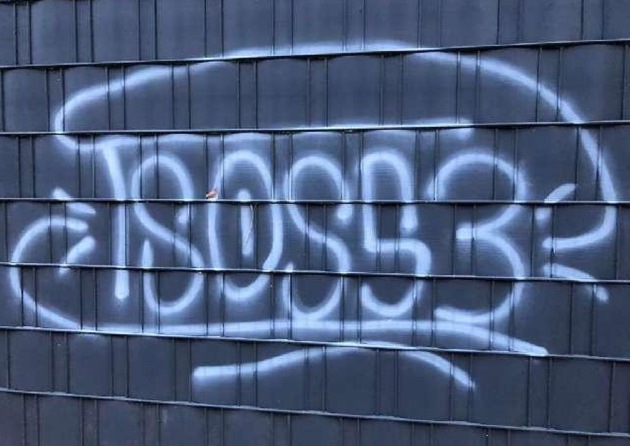 POL-WHV: Sachbeschädigung durch Graffiti in Varel (2 Fotos)