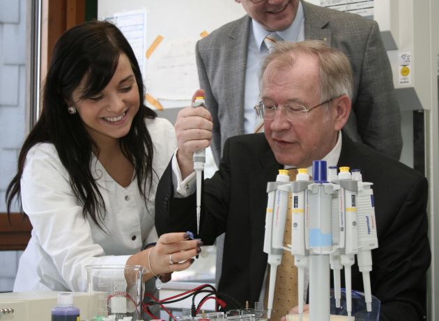 Fonds der Chemischen Industrie fördert Projekt der Johanna-Wittum-Schule in Pforzheim / Experimente zum dem genetischen Fingerabdruck für Schüler und Lehrer nun landesweit möglich (mit Bild)