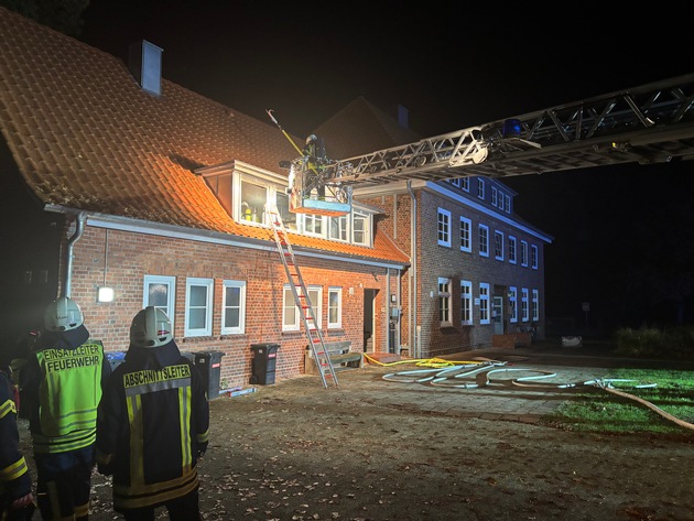 FW-ROW: Küchenbrand in Flüchtlingsunterkunft - Bewohner retten sich selbst