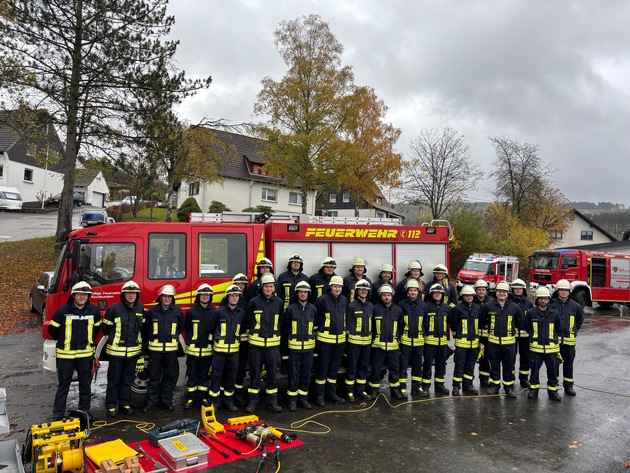FW-OE: Trotz Regen und Wind: Feuerwehrlehrgang Modul 4 erfolgreich abgeschlossen
