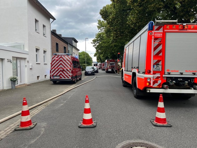 FW Düren: Brand auf Balkon greift auf Dach über - Feuerwehr Düren verhindert Schlimmeres