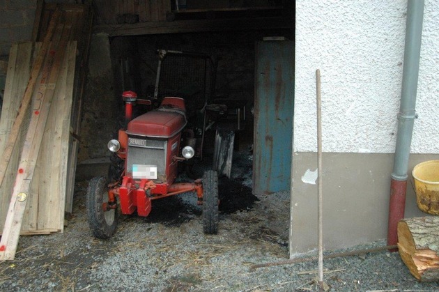 POL-PDKL: Brand eines Traktors