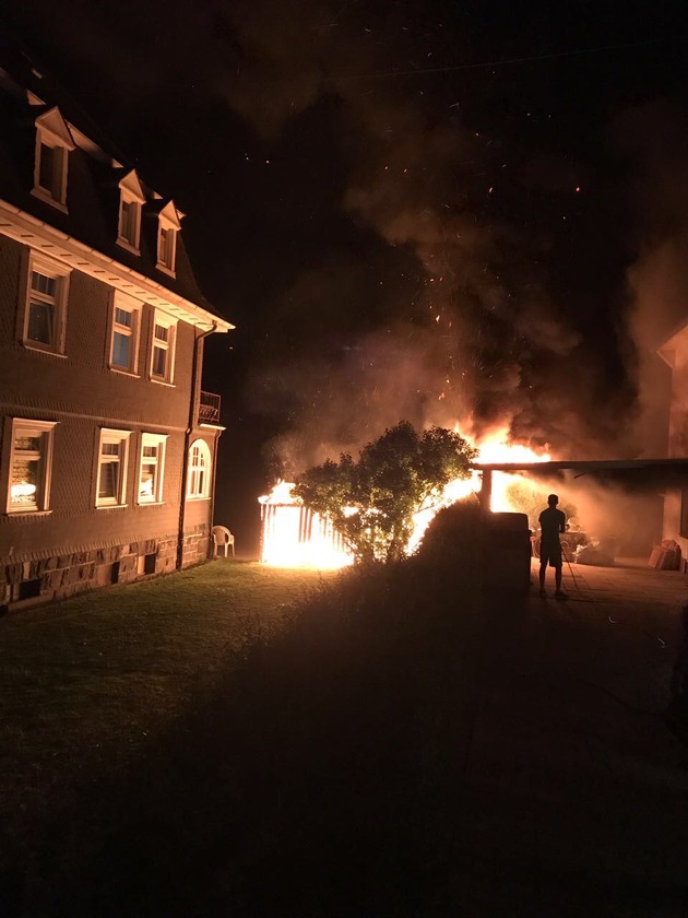 FW-OE: Brand einer Doppelgarage - Feuerwehr verhindert Ausbreitung auf Wohnhäuser